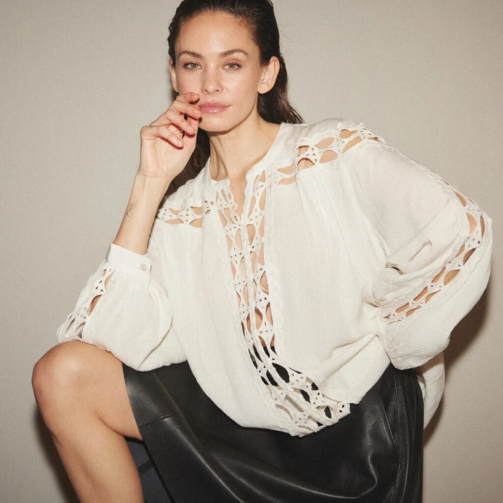 Lea blouse with feminine details / 100068 - Off White